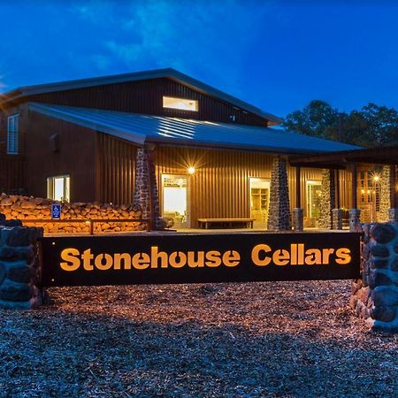 Bed And Barrel At Stonehouse Cellars Clearlake Oaks Exterior foto