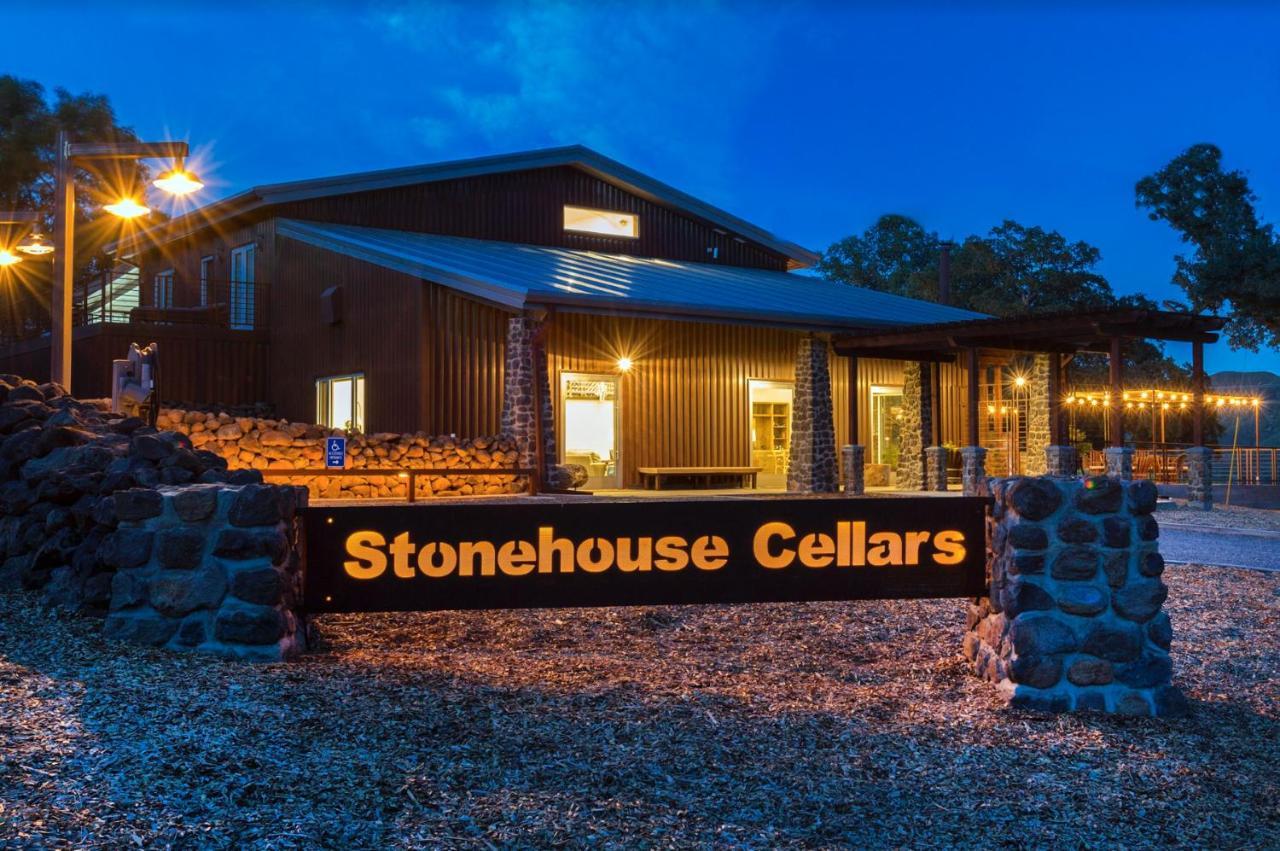 Bed And Barrel At Stonehouse Cellars Clearlake Oaks Exterior foto